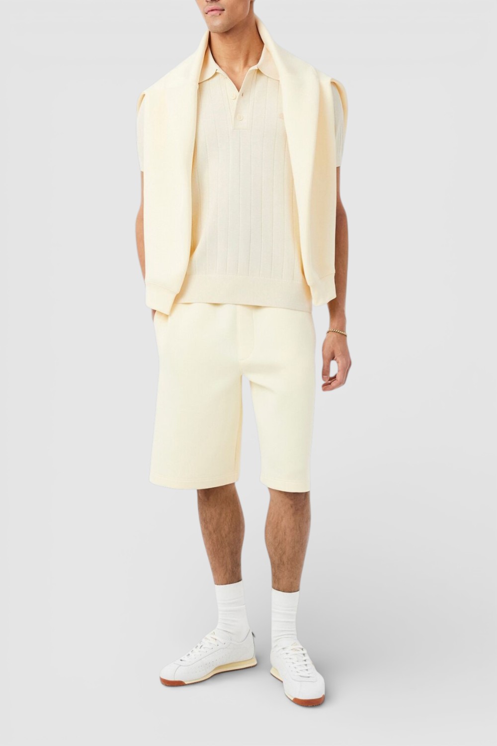 תמונת כל הלוק של חולצת פולו